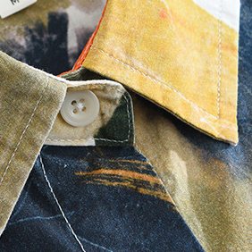 The collar point and its button, close up.